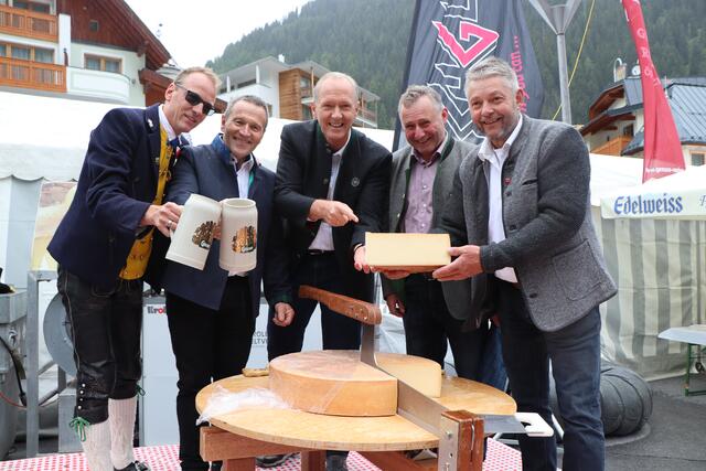 Paznauner-Almkäseanschnitt: MK-Obmann Dietmar Walser, GenussRegions-Obm. Hermann Huber, Martin Sieberer, Elmar Monz und Stv. Markus Knoll (v.l.). | Foto: Othmar Kolp