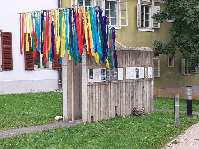 Eine Lattenkonstruktion in Kombination mit bunten Stoffbändern in den Regenbogenfarben symbolisiert Vielfalt und Respekt und übernimmt
in solidarischer Form die gegenwärtige Diskussion. | Foto: Wolfgang Seereiter