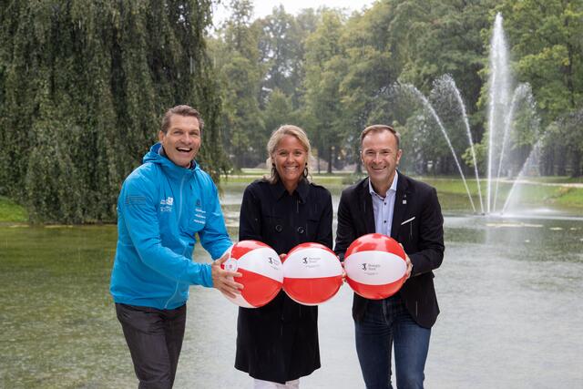 Wollen die Sport- und Bewegungsmöglichkeiten in der ganzen Stadt ausbauen: Sportwissenschaftler Michael Mayrhofer, Vizebürgermeisterin Barbara Unterkofler und Vizebürgermeister Bernhard Auinger.  | Foto: Stadt Salzburg/Susi Berger/Camera suspicta