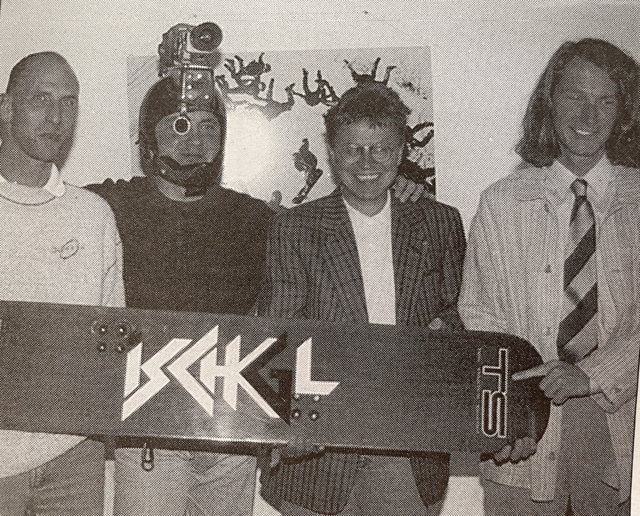 Vor 25 Jahren: "Skysurfer Freddy Hofmayer, Kameramann Horst Reckmann, TVB-Obmann Alfons Parth und Geschäftsführer Markus Graf sehen zuversichtlich dem Mega-Event zum Winterauftakt in Ischgl entgegen." | Foto: Blickpunkt-Archiv