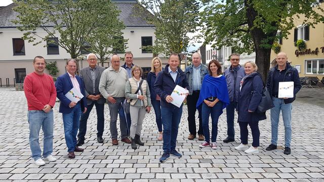 Exkursion von Gemeindevertretern: Bürgermeister Harald Riemer (6.v.r.) stellte den neu gestalteten Kirchenplatz in Purgstall an der Erlauf vor. | Foto: NÖ.Regional