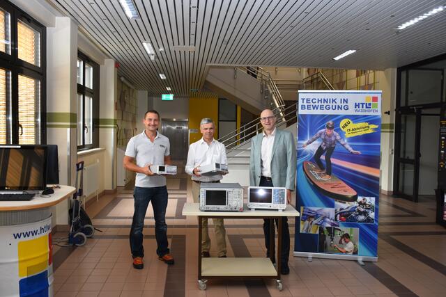 Neue Laborausstattung für die HTL: Leopold Stockinger, Gerhard Loidolt (R&amp;S Österreich) und Dir. Harald Rebhandl | Foto: HTL