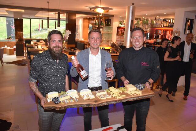 Haubenkoch Andreas Spitzer kreierte mit seinem Team und Winzer Tom Strommer und Luki Gstrein von Käsespezialitäten Gstrein einen besonderen Genussabend im Hotel Fliana in Ischgl (v.re.). | Foto: Föger/TT