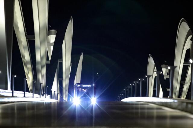 Ein Bus der Linz Linien fuhr am Montagmorgen als erstes Fahrzeug über die Brücke. | Foto: Kerschbaummayr/Fotokerschi.at