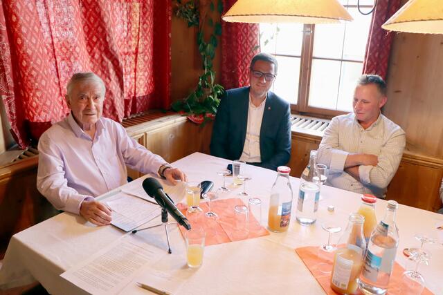 "Geburtstags-Pressekonferenz" von Heinrich Juen mit Bauernbunddirektor Bundesratspräsident Peter Raggl und Bezirksbauernobmann Elmar Monz (v.l.). | Foto: Othmar Kolp
