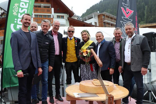 Offizielle Eröffnung: Moderator Dominik Walser, Eric Francan (Brauunion), TVB-Obmann Alexander von der Thannen, Bgm. Werner Kurz, MK-Obmann Dietmar Walser, Käsekönigin Carina Wolf, GenussRegions-Obmann Hermann Huber, Bezirksbauernobmann Elmar Monz und Stv. Markus Knoll (v.l.). | Foto: Othmar Kolp