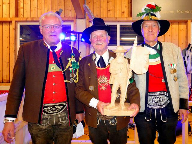 Brandenbergs Schützenhauptmann und Bataillonskommandant Stv. Hans Ampferer, Bataillonskommandant Hermann Egger und Landeskommandant Stv. Gerhard Biller (v.l.) beim Festakt in Brandenberg. | Foto: Florian Haun
