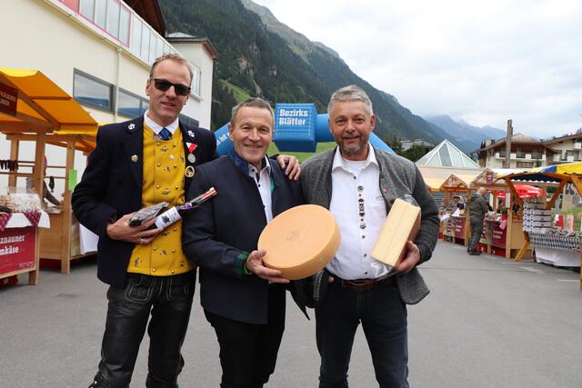 Gelebte Regionalität beim 12. Markttag in Ischgl: MK-Obmann Dietmar Walser, GenussRegions-Obmann Hermann Huber und Stv. Markus Knoll (v.l.). | Foto: Othmar Kolp