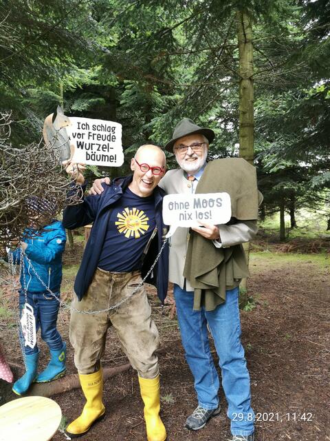 Johannes Gutmann und Herbert Grulich (r.) genossen sichtlich den Spaziergang. | Foto: Daniel Schmidt