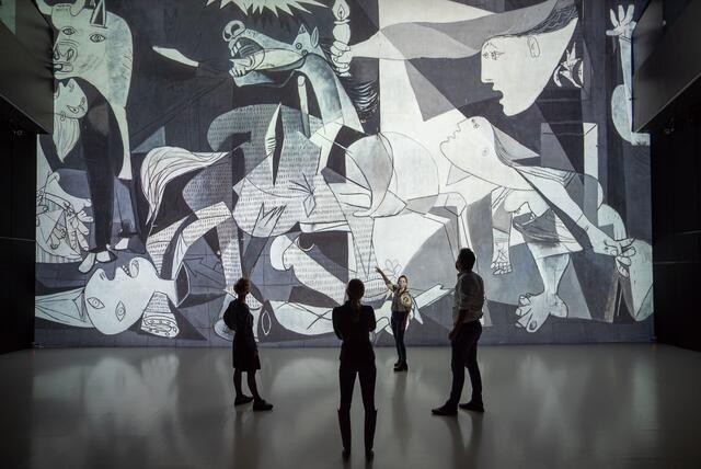 Das Ars Electronica Festival bietet wieder digitale Kunst zum Angreifen. Pablo Picassos Guernica in Deep Space 8K des Ars Electronica Centers. | Foto: Ars Electronica Festival/Robert Bauernhansl
