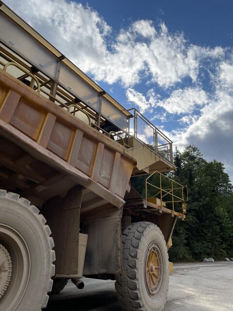 Mit dem Hauly ging es für einen Teil der Besucher hinauf auf den Erzberg zur Bohrerschmiede, wo die Buchpräsentation stattfand.  | Foto: Konrad