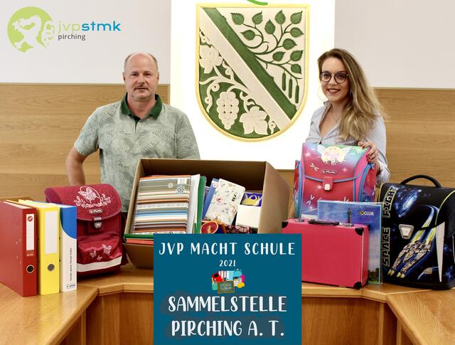 Eine Sammelstelle der JVP für Schulutensilien gab es auch bei Bürgermeister Siegfried Neuhold und Gemeinderärin Elisa Pachernik in der Gemeinde Pirching am Traubenberg. | Foto: JVP Pirching am Traubenberg