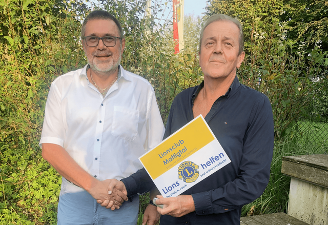 Die Amtsübergabe: Günter Benninger (l.) übergibt an Johann Winter. | Foto: LC Mattigtal