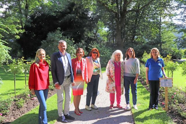 v.l.n.r.: Eliette Thurn, Präsidentin der Union der Soroptimist Clubs Österreich, Bgm Georg Willi, LRin Gabriele Fischer, Nieves Pérez Rubio, HBLFA für Gartenbau und Österreichische Bundesgärten Institutsleitung Innsbruck, Monika Frenzel, Projektleiterin, Elisabeth De Felip-Jaud, Präsidentin SC Innsbruck | Foto: S.Ingenhaeff/J.Schranzhofer