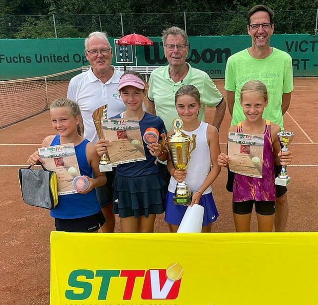 Bei den Landesmeisterschaften im Tennis holte Yara Ortner (3.v.l.) – wie schon im Vorjahr – den Titel in ihrer Altersklasse. | Foto: STTV