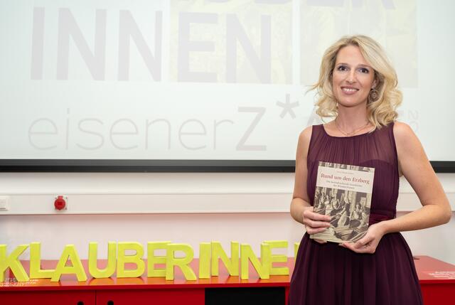Karin Hojak-Talaber hat in ihrem Werk "Rund um den Erzberg: Die beeindruckende Geschichte der Klauberfrauen" ein Stück Eisenerzer Zeitgeschichte aufbereitet, das bisher kaum Beachtung fand.  | Foto: Konrad