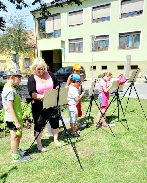 Die Kurse der Kunstschule finden in Kleingruppen statt, damit individuelle Unterstützung für jedes Kind gewährleistet werden kann. | Foto: Trichtl