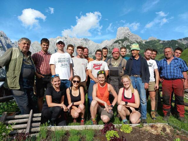 Tatkräftig angepackt: Landjugend und Almauftreiber helfen den Grundbesitzern beim Schwenden am Fuße der Bischofsmütze. | Foto: Landjugend Annaberg-Lungötz