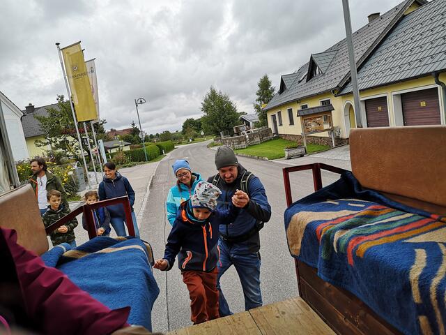 Los ging es am Haupteingang mit einer kurzen Traktorfahrt zum Wald. | Foto: Daniel Schmidt