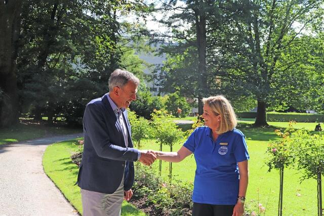 Bürgermeister Georg Willi gratuliert Elisabeth De Felip-Jaud, Präsidentin Soroptimist Club Innsbruck. | Foto: S.Ingenhaeff/J.Schranzhofer