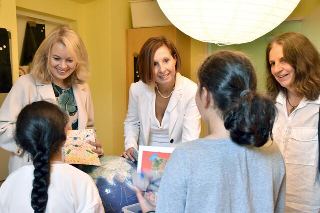 Widdad und Solav zeigen LRin Gabriele Fischer (Mitte), Stadträtin Elisabeth Mayr und Projektkoordinatorin Andrea Walter ihre Bastelarbeiten. | Foto: Land Tirol/Sidon