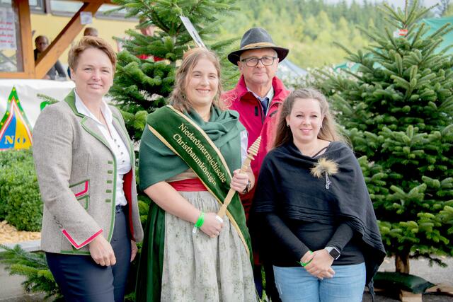 Landwirtschaftskammer NÖ-Vizepräsidentin Andrea Wagner, Christbaumkönigin Ricarda Reithner, ARGE NÖ Christbaumbauern-Obmann Franz Raith und ehemalige Christbaumkönigin Jennifer Fröhlich. | Foto: Eva Lechner/weihnachtsbaum.at