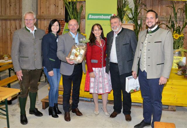 Landtagsabgeordneter Ferdinand Tiefnig, Bezirks Bäuerin Christina Huber, Irmgard &amp; Hermann Luger, DI Gerhard Luger (v. l.). | Foto: BB Seiringer