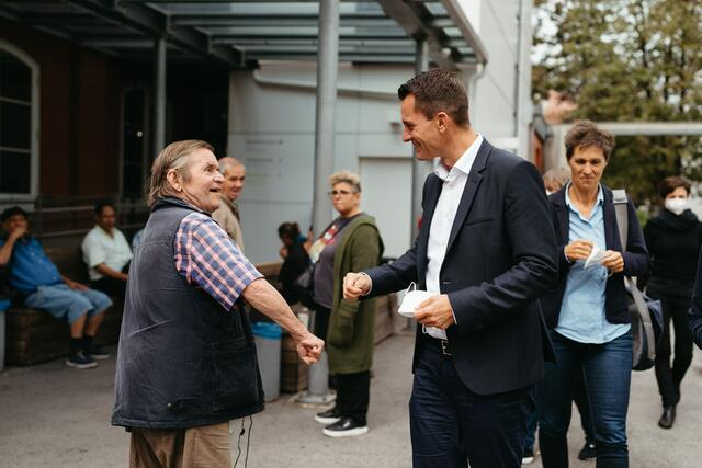 Gesundheits- und Sozialminister Wolfgang Mückstein kam mit Menschen im Marianum bzw. der Marienambulanz in kurzen Austausch.  | Foto: Florian Rogner