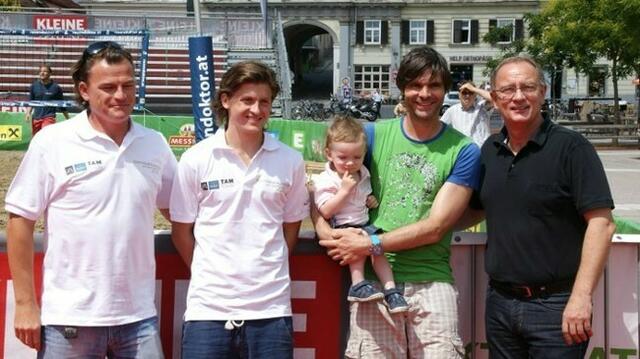 Ein Herz für Footvolley: L. Breisach (l.), B. Hofmann-Wellenhof (2.v.l.) | Foto: footvolleyverband austria