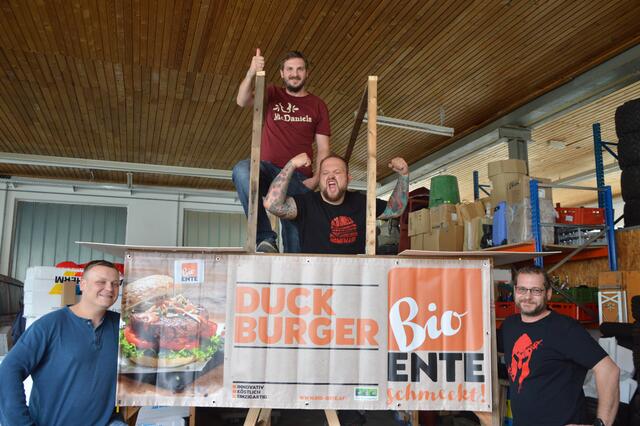 Robert Postl, Michael Eglseer, Daniel Postl und Patrick Tischlinger arbeiteten rund 150h an ihrem "fliegenden Burger"