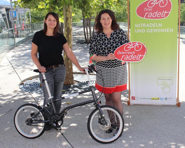 Alexandra Bstieler (li.) aus Virgen durfte sich über ein superleichtes VELLO Faltrad freuen. LHStv.in und Klimabündnis-Obfrau Ingrid Felipe gratulierte der Gewinnerin.
  | Foto: Klimabündnis Tirol