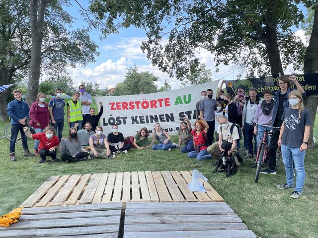 Im Schloßpark von Hirschstetten protestiert Jung und Alt gemeinsam gegen die Stadtstraße, aber auch ein Hund wollte mit aufs Foto. | Foto: Kautzky