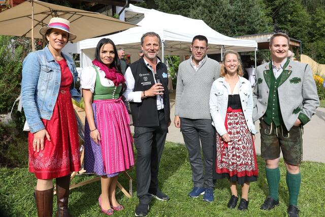 Hutmacherin Silvia Czepl, Stylistin Andrea Schwab, Ennstal-Picnic-Initiator Rudolf J. Melzer, Steiner1888-Chef Johannes Steiner, Waidzeit-Eigentümerin Elisabeth Hutegger und Cool-Alps-Gründer Mike Pfeifenberger | Foto: Melzer PR