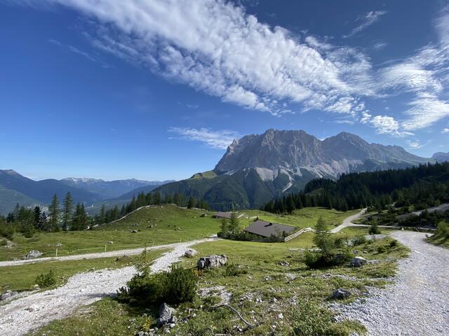 Der Blick über die Seebenalm hinweg. Rechts sieht man den Fahrweg, der von Bikern, und abschnittsweise auch von den Wanderern, genützt wird. | Foto: Reichel