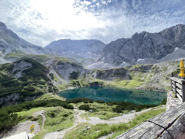 Den Drachensee sieht man von unten nicht. Oben an der Coburger Hütte ist er aber ein echter Blickfang. | Foto: Reichel