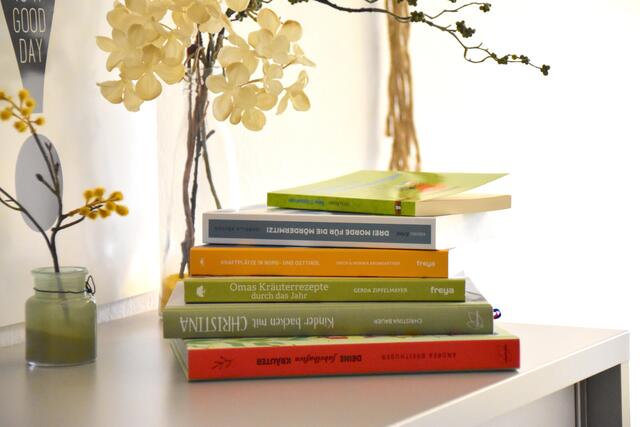 Diese sechs Bücher sind treue Wegbegleiter in den Herbst. Die Redaktion hatte jedenfalls viel Freude beim Durchblättern.  | Foto: Barbara Fluckinger