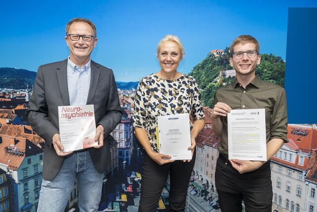 Neue Weichen für die Altersversorgung in Graz: Günter  Klug von der GFSG, Gesundheitsstadtrat Robert Krotzer (KPÖ) und Norma Rieder, Leiterin des Fachbereichs Pflege/Planung/Controlling der Stadt Graz.  | Foto: Stadt Graz/Foto Fischer