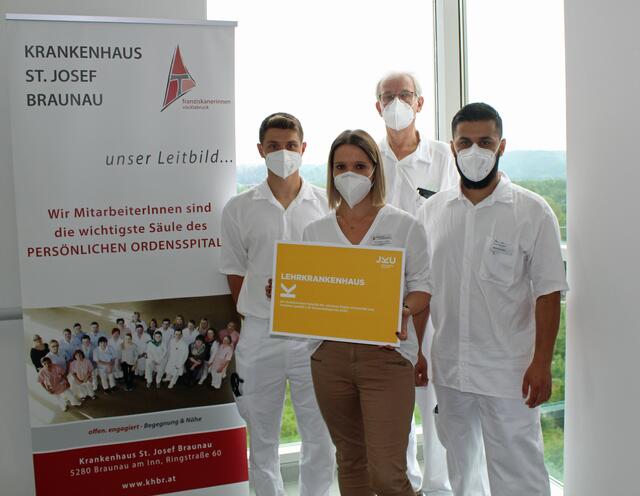 Gabriel Sitte (Medizinstudent der JKU Linz), Doris Salomon (interimistische Personalleitung Krankenhaus Braunau), Primar Johann Schöppl (ärztlicher Leiter Krankenhaus Braunau) und Zarif Khoshhal (Medizinstudent der JKU Linz). | Foto: Krankenhaus Braunau