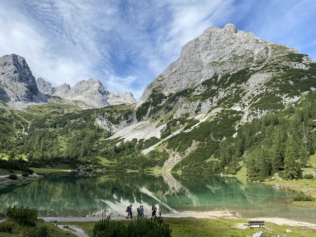 Da liegt er, eingebettet in  die umliegende Bergwelt: Der Seebensee. | Foto: Reichel