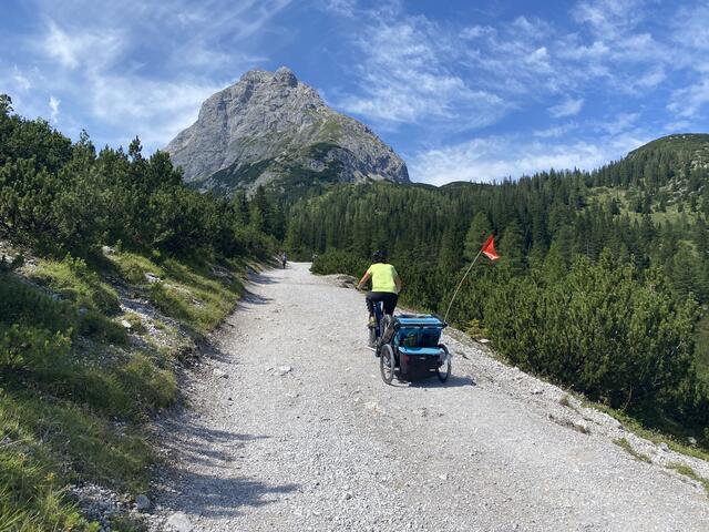 Viele Biker sind hier oben unterwegs, manche sogar mit Anhänger. 