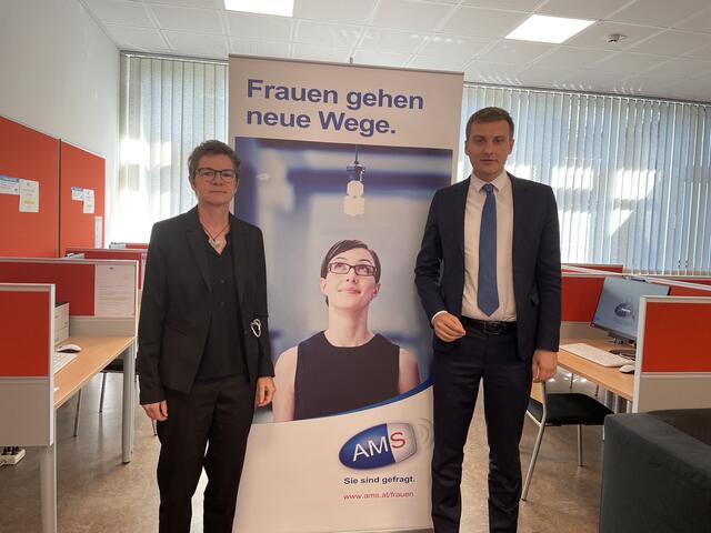 Michaela Egger, Leiterin des Gewaltschutzzentrum NÖ und Sven Hervogich, AMS-Landesgeschäftsführer. | Foto: Zeiler