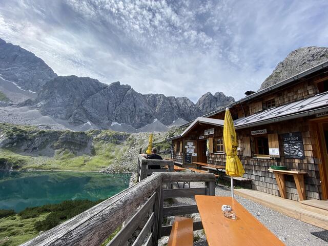 Blick auf die Terrasse der Coburger Hütte und weiter zum Drachensee. | Foto: Reichel