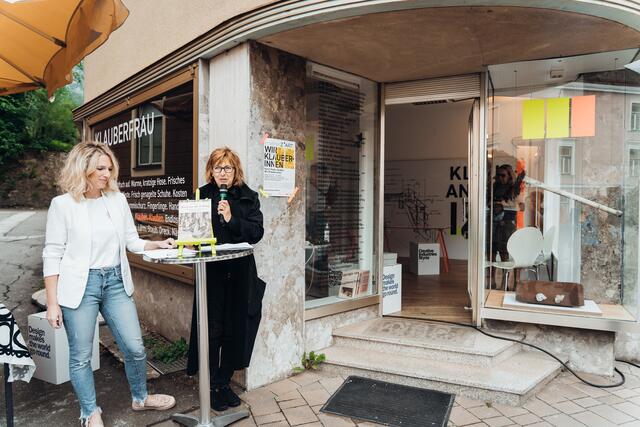 Karin Hojak-Talaber mit Gerhild Illmaier (v.l.) bei der Ausstellungseröffnung von "Wir Klauberinnen" im FreiRaum Eisenerz. | Foto: Vinzent Trenkler