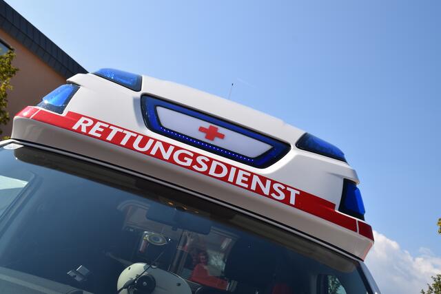 Rettungskräfte lieferten den verletzten Arbeiter in das Krankenhaus ein. | Foto: RMK