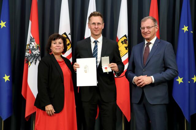 Landeshauptmann Thomas Stelzer und Soziallandesrätin Birgit Gerstorfer überreichten an BezirksRundschau-Chefredakteur Thomas Winkler die Humanitätsmedaille des Landes Oberösterreich. Sie würdigten damit das Engagement beim Initiieren und Weiterentwickeln der BezirksRundschau Christkind-Aktion. | Foto: Land OÖ/Denise Stinglmayr