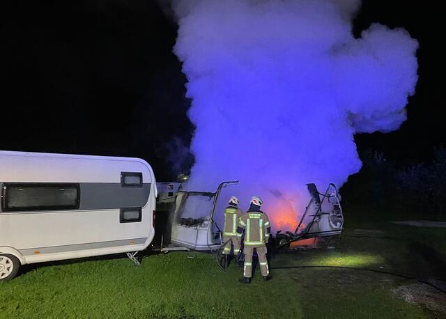 Die Ursache für den Brand des Wohnwagens am Walchseer Campingplatz muss erst geklärt werden. Mutter und Kind scheinen nur eine leichte Rauchgasvergiftung davongetragen zu haben. | Foto: ZOOM.Tirol