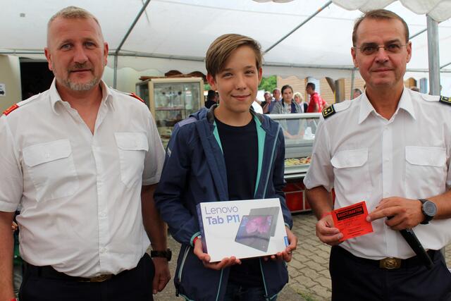 Beim Feuerwehrfest gab's als Hauptgewinn ein Tablet. | Foto: Koch/FF Schönfeld