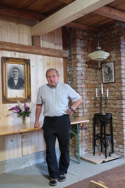 Hans Renner hat in den letzten zehn Jahren am Stadel gearbeitet und ein einmaliges Objekt geschaffen. | Foto: Ingrid Ruf