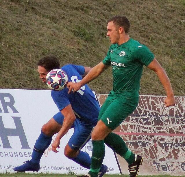SV Forchtenstein-Angreifer Jakub Slezak (re.) wirbelte in der Vorsaison noch die Abwehrreihen in der 1. Klasse Mitte durcheinander. Nach dem Wechsel zum SV Forchtenstein in die 2. Liga Mitte und seinem Doppelpack gegen den ASK Marz hofft Obmann Gerhard Leitner, "dass ihm jetzt der Knopf aufgegangen ist".  | Foto: Oliver Frank