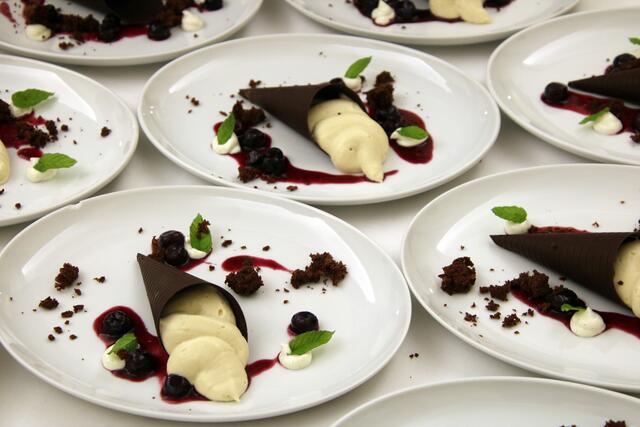 Schokoladetüte mit Mocca-Füllung umgeben mit Schwarzbeeren und Minze. | Foto: HKroBild